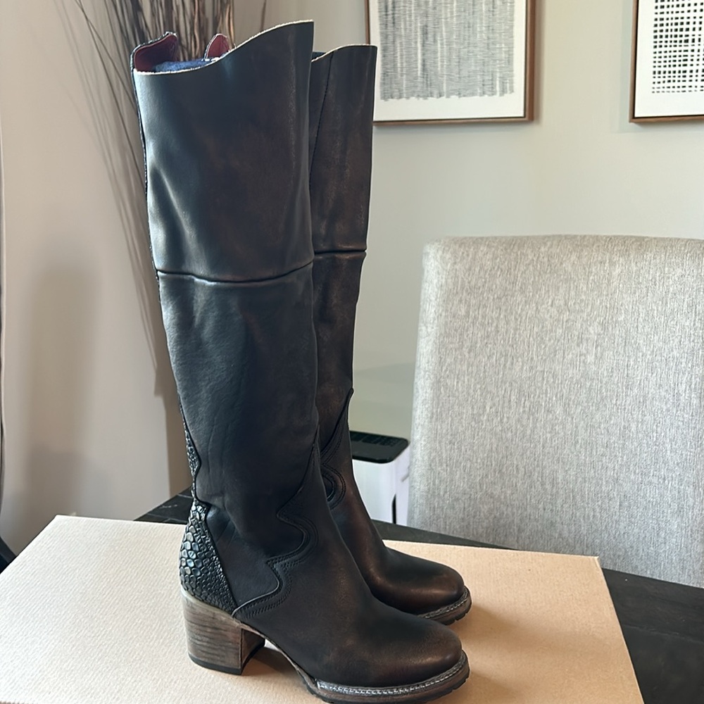 Freebird by Steven Calgary Boots Size 8.